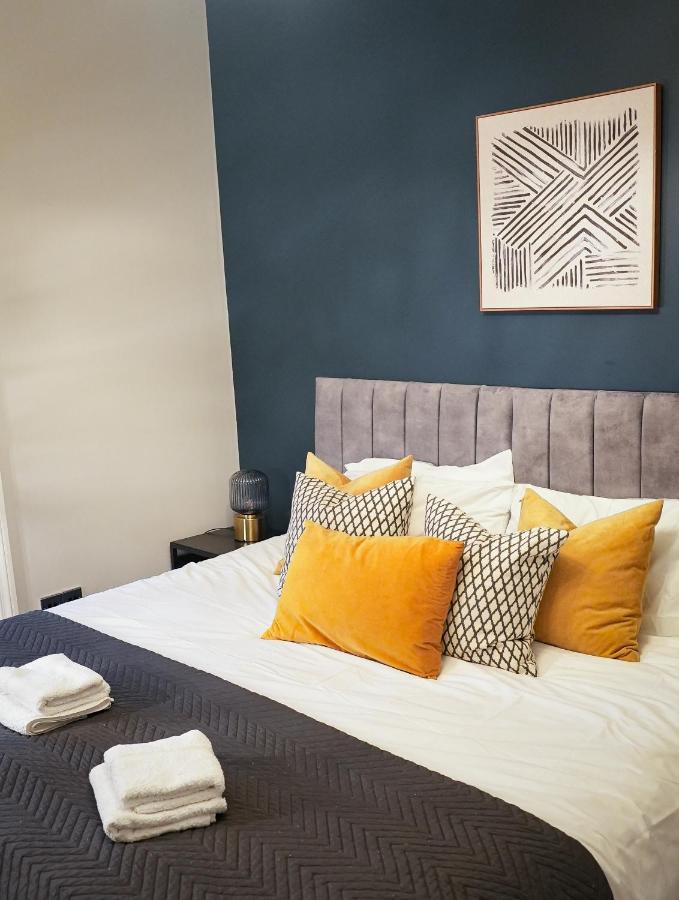 Centre 2 Bed, Perfect Cosy Stylish Apartment, Close To Shops And Beach! Sleeps 6 *